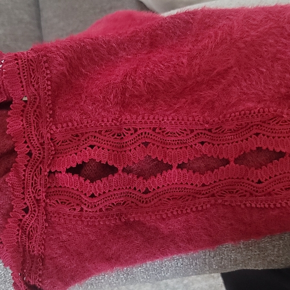 NWOT Eesome Fuzzy Eyelash Sweater with Embroidered Lace Detail Sleeve Size M/L - Picture 8 of 10